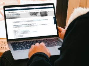 Familjejurist letas på internet av en person med dator.